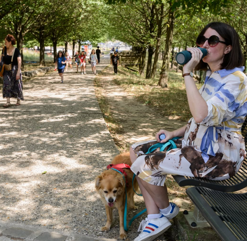 megan clement, însărcinată în șapte luni, își plimbă câinele într un parc din montreuil în timpul valului de căldură record de la sfârșitul săptămânii